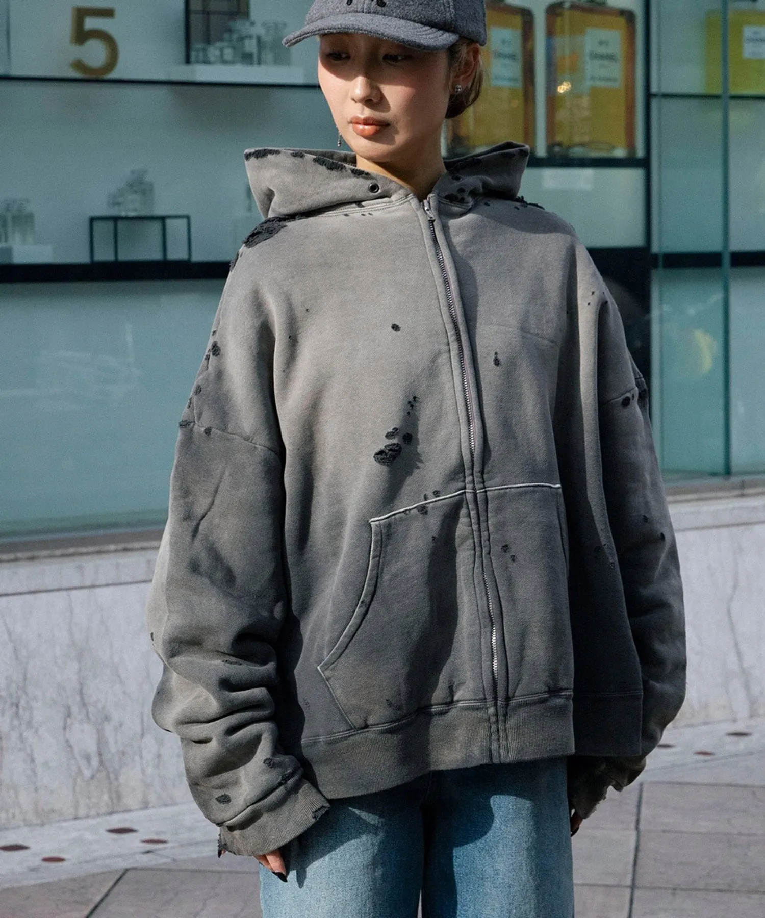 SAINT Mxxxxxx DBL FACE ZIP UP HOODIE/CHARCOAL Double-layer destroyed waffle zipper jacket, washed black S-XL, a style that has been used in the summer. After continuous fine polishing, it has finally been shipped. The finished product is simply a work of art. Super heavy washing to make the weather look old. Multiple water fades. Excessive manual wormhole damage processing. Deconstruction and reorganization embroidery technology. Custom-made zipper with LOGO. The color details of the zipper webbing are also correct. Original grade fruit main label and wash water label. Top purchasing grade. A layer of waffle fabric is added to the inner lining to make the overall texture stronger and increase the comfort and warmth of the wearer.